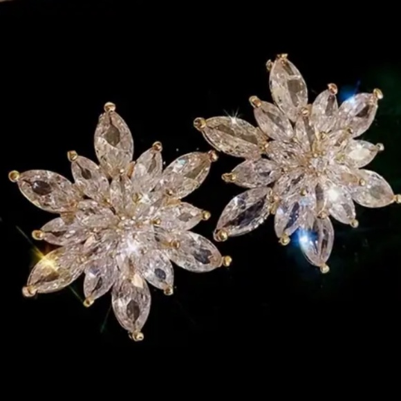 Star Earrings Sparkling Faux Zircon  Stud Earrings - About 1.25" Diameter  - NWT - Picture 2 of 4